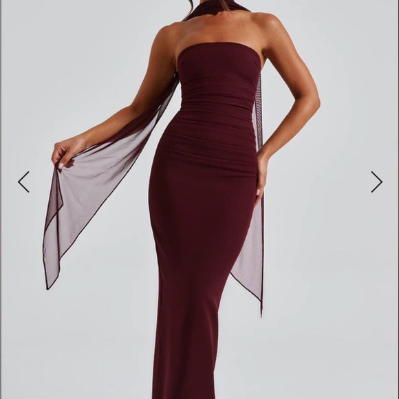 Elegant Burgundy Strapless Dress - Picture 3 of 6